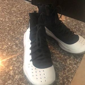 Boys UA Curry 3’s